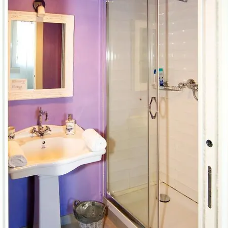 לינה וארוחת בוקר La Porta Rossa נואלה